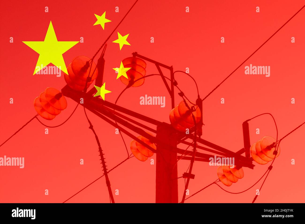 Flagge Chinas mit überlagerten Stromleitungen. Energie, Strom, Gaspreise, Verbrauch, globale Erwärmung... Konzept Stockfoto