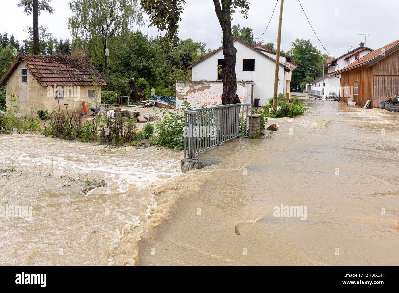 Ein kleiner Wiesenbach überflutet ein kleines Dorf nach starken Regenfällen, Deutschland, Bayern, Isental, Dorfen Stockfoto