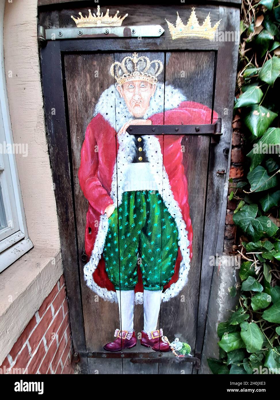 Alte Holztür mit Kronen und bemalten König, Deutschland, Nordrhein-Westfalen, Münsterland Stockfoto