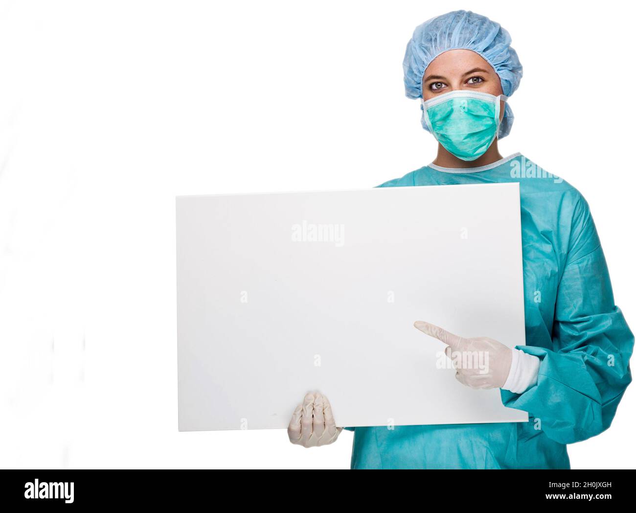 Junge Krankenschwester im Operationssaal mit einem leeren Schild Stockfoto