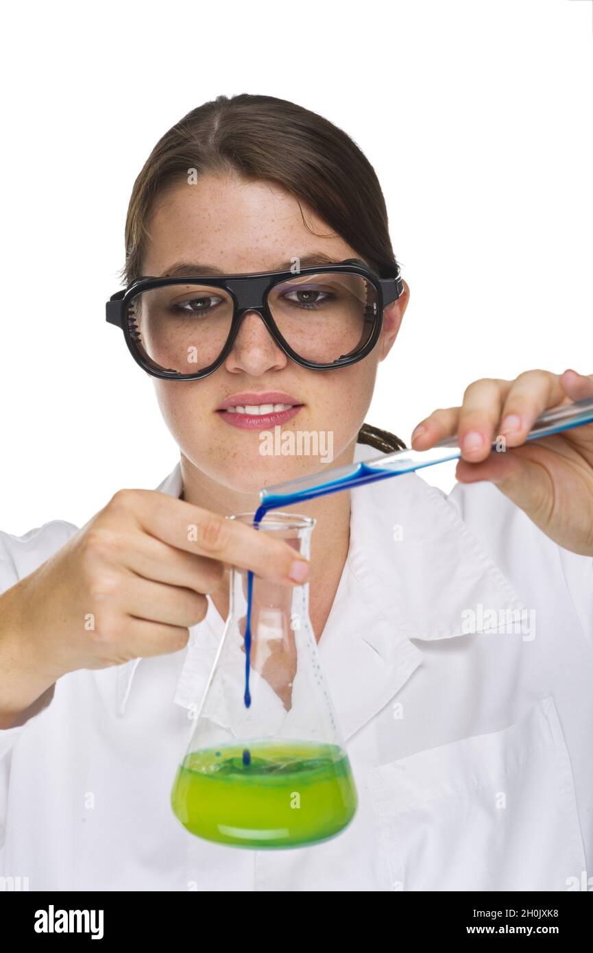 Laborantin mit Schutzbrille, Erlenmeyerkolben und Reagenzglas Stockfoto