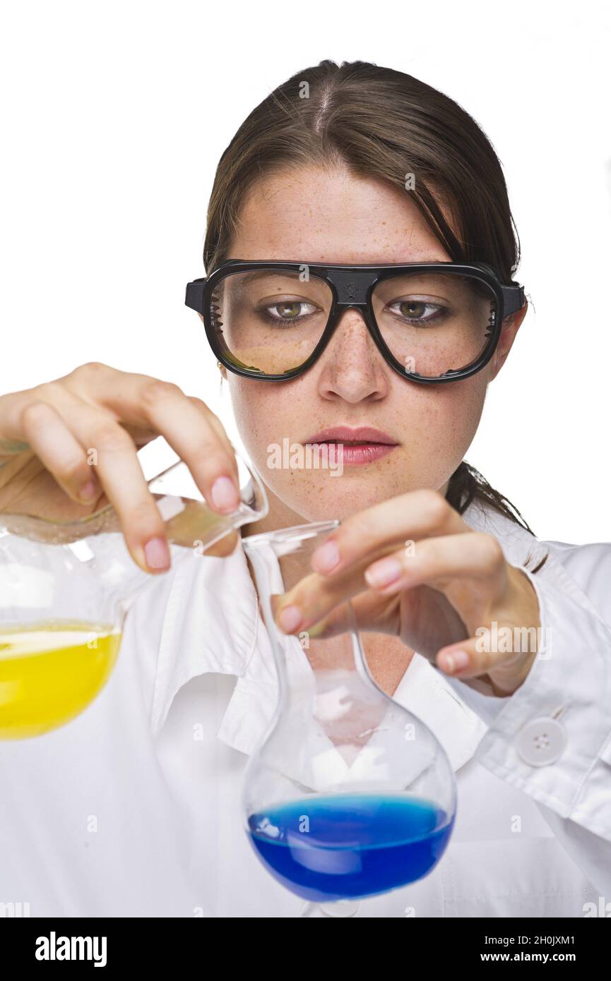 Weibliche Laborantin mit Schutzgläsern und Erlenmeyerkolben Stockfoto