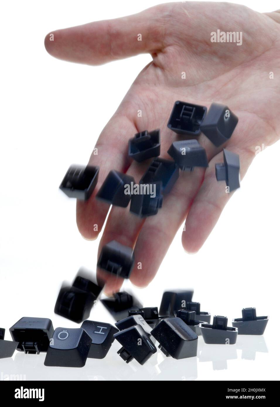 Lose Tasten einer defekten Tastatur fallen aus einer Hand Stockfoto