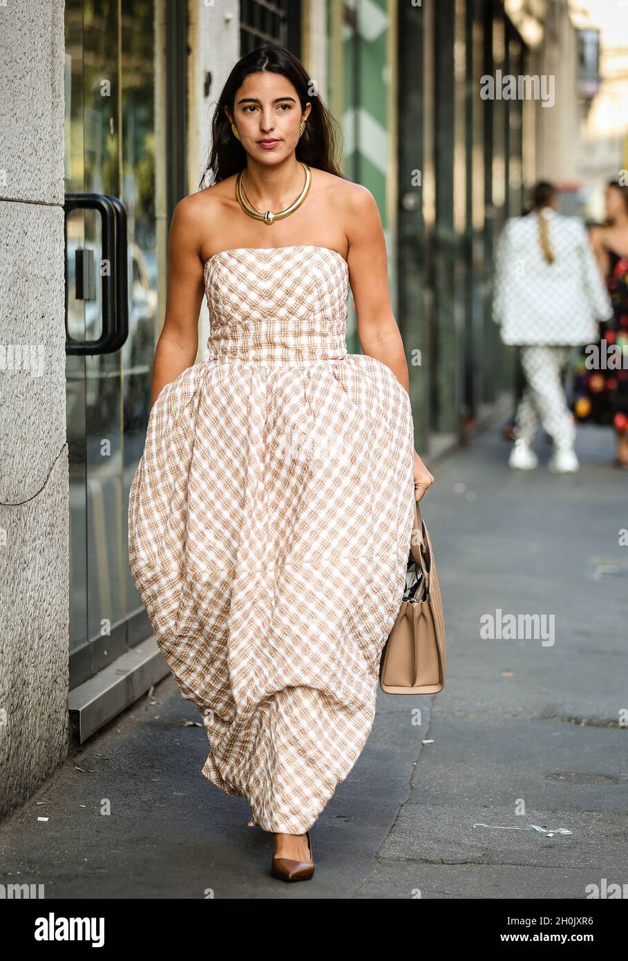 MAILAND, Italien- September 23 2021: Bettina Looney auf der Straße in Mailand. Stockfoto