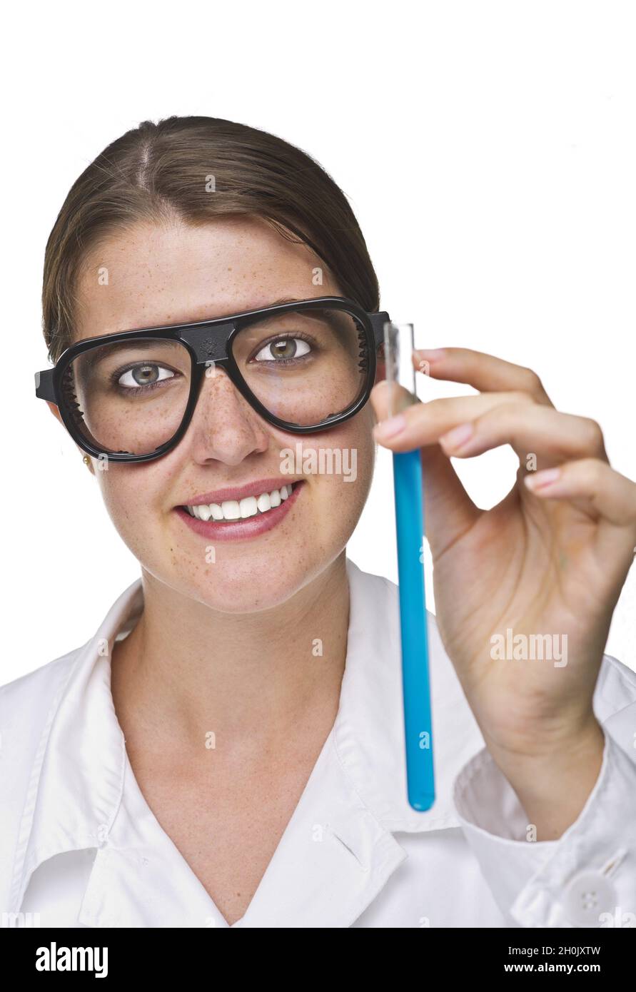 Laborassistentin mit Schutzbrille und Reagenzglas Stockfoto