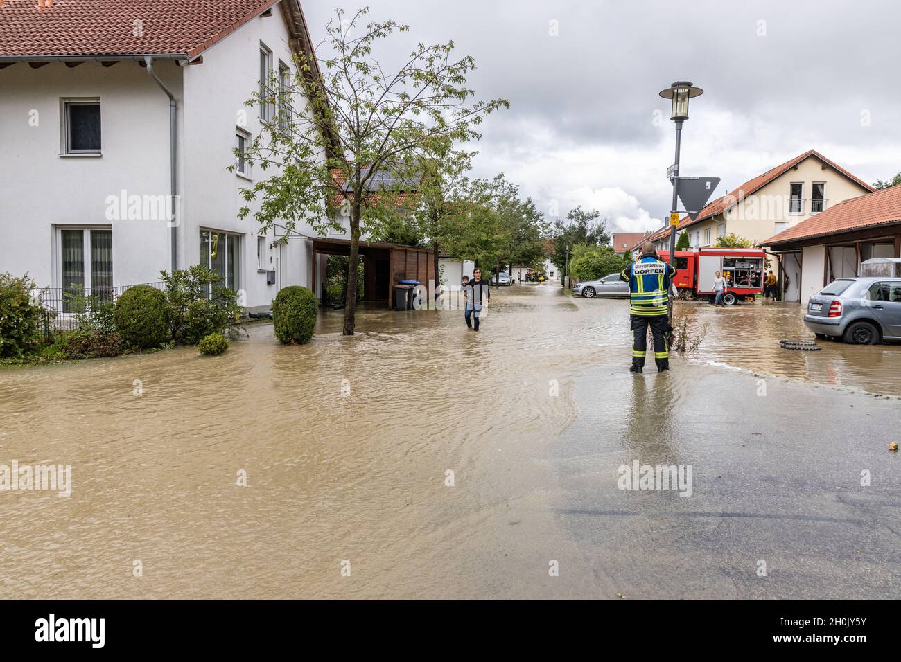 Ein kleiner Wiesenbach überflutet nach heftigen Regenfällen ein Wohngebiet, Deutschland, Bayern, Isental, Dorfen Stockfoto
