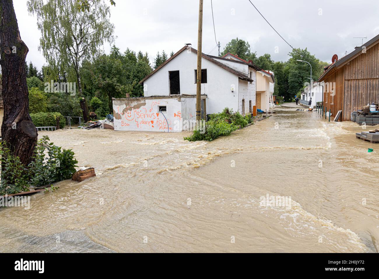Ein kleiner Wiesenbach überflutet ein kleines Dorf nach starken Regenfällen, Deutschland, Bayern, Isental, Dorfen Stockfoto