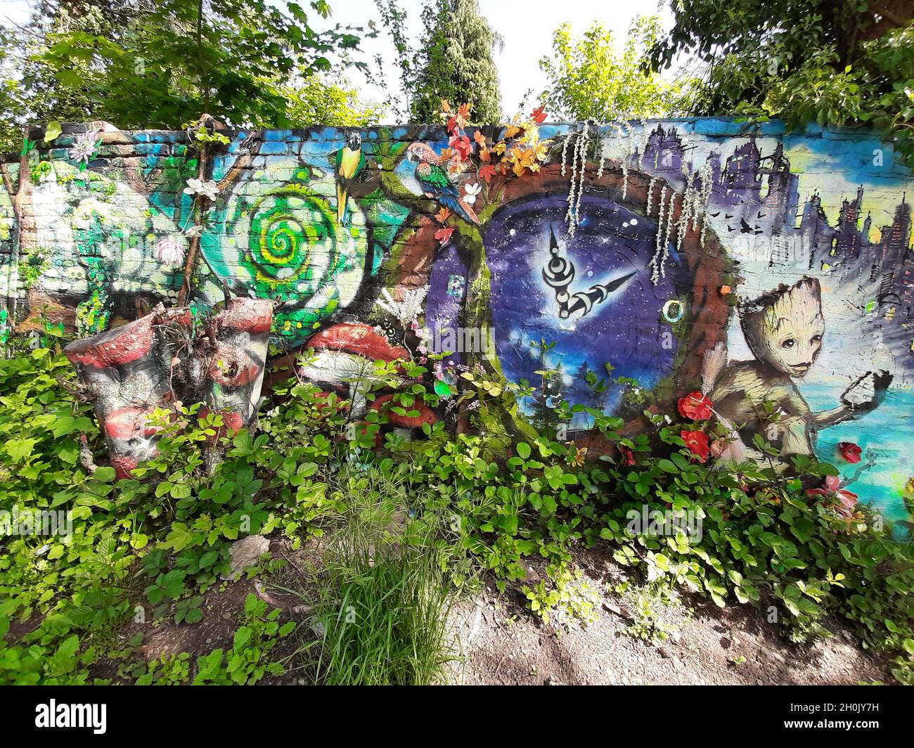 Graffitis an einer Wand eines alten Stoffgebietes, Deutschland Stockfoto