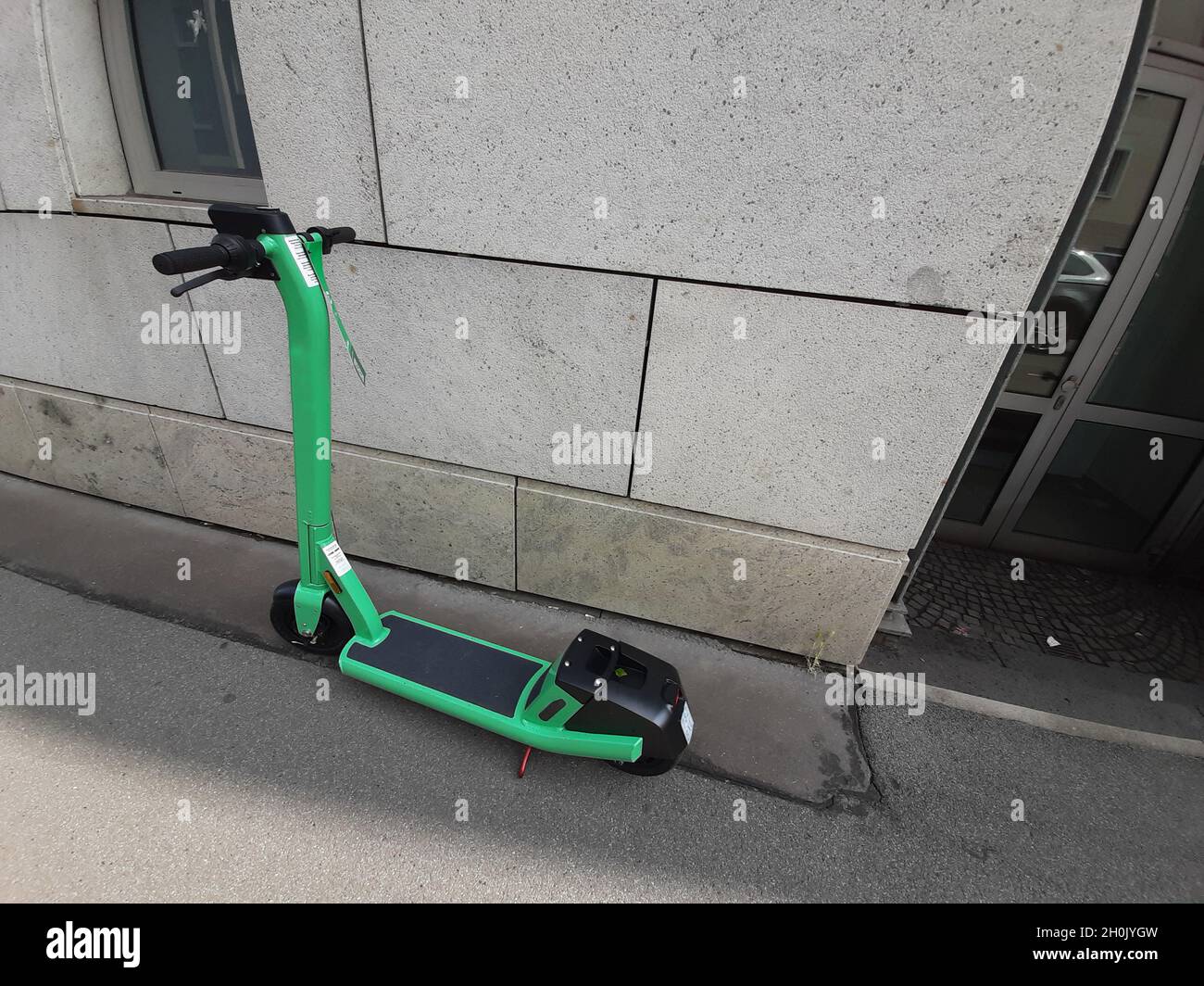 E-Scooter auf einem Bürgersteig, Deutschland Stockfoto