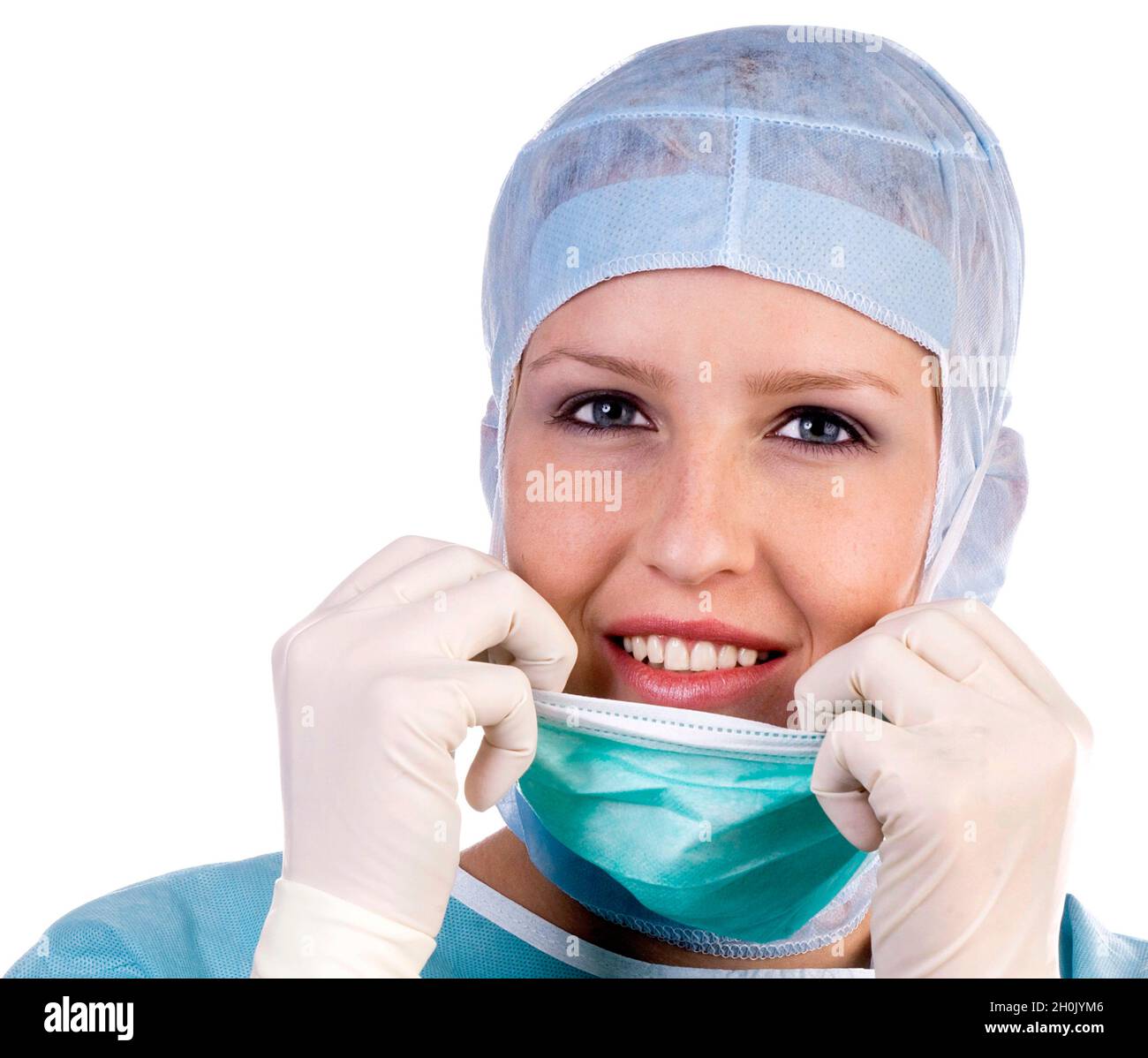 Junge OP-Krankenschwester, die ihre OP-Maske auszieht Stockfoto