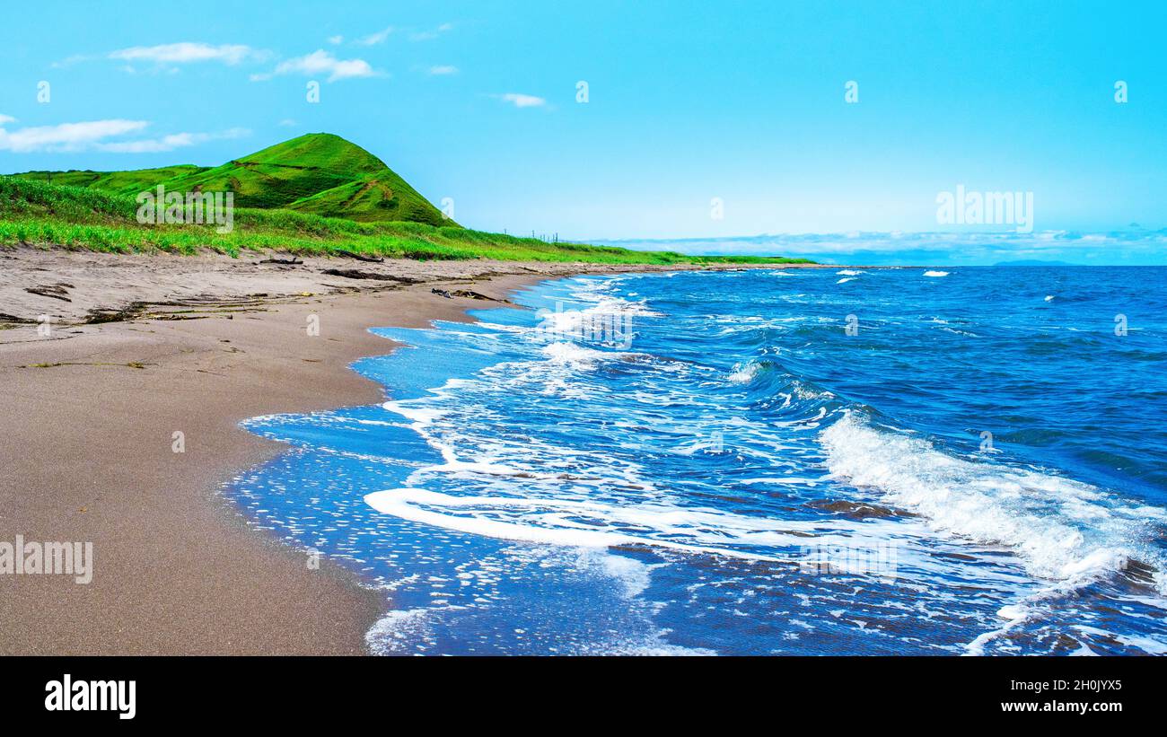 Malerische Küste des japanischen Meeres der Insel Sachalin, Nevelsk, Russland. Sachalin ist die größte Insel der Russischen Föderation. Stockfoto