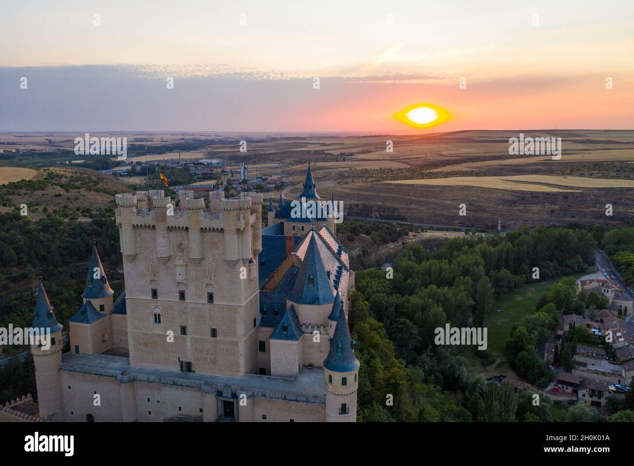 Luftaufnahme der Burg in der Stadt Segovia während des Sonnenuntergangs. Sommer in Spanien Stockfoto