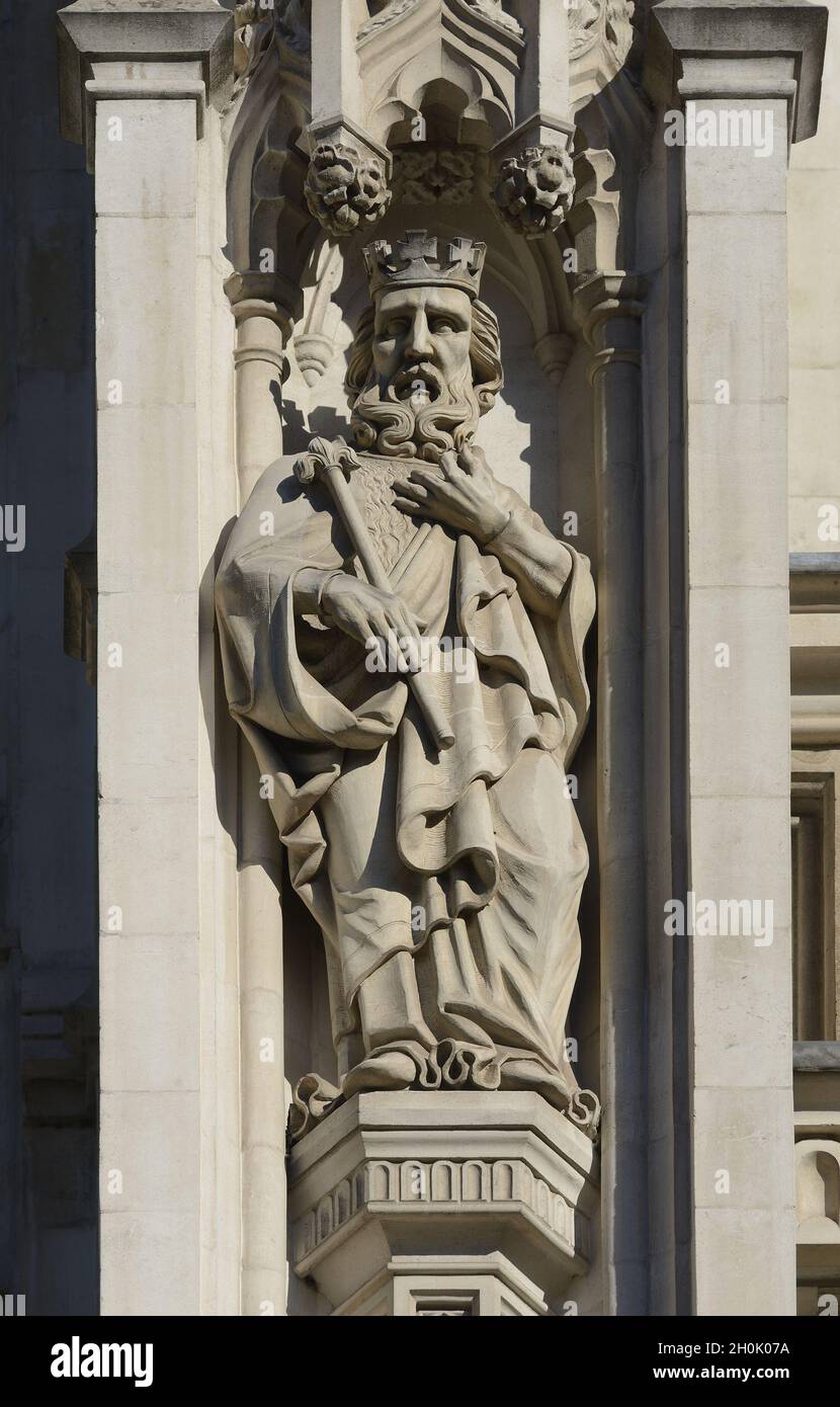 London, England, Großbritannien. Westminster Abbey - Statue über dem Haupteingang. St. Edward der Beichtvater Stockfoto
