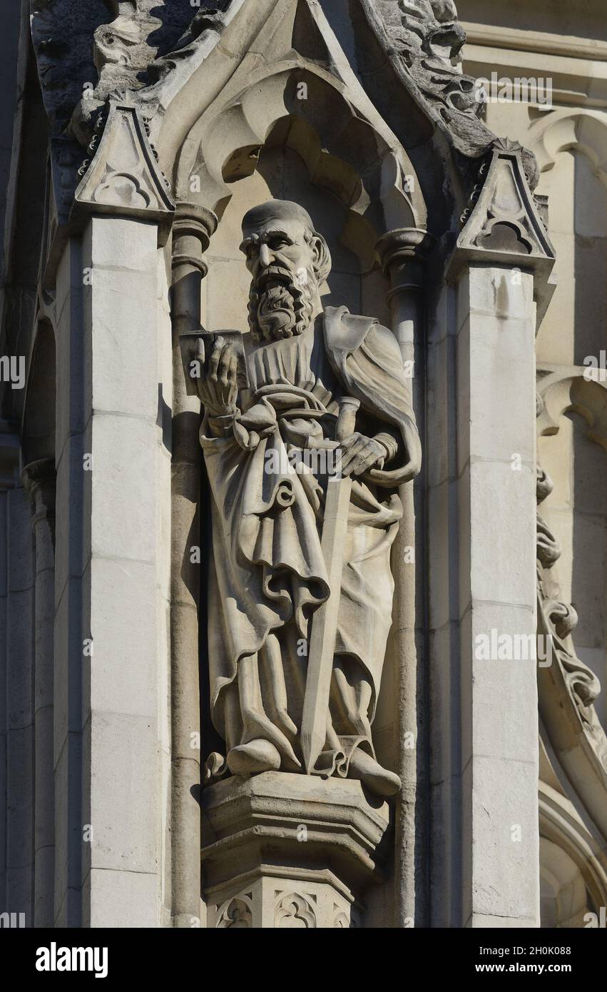 London, England, Großbritannien. Westminster Abbey - Statue über dem Haupteingang. St. Paul Stockfoto