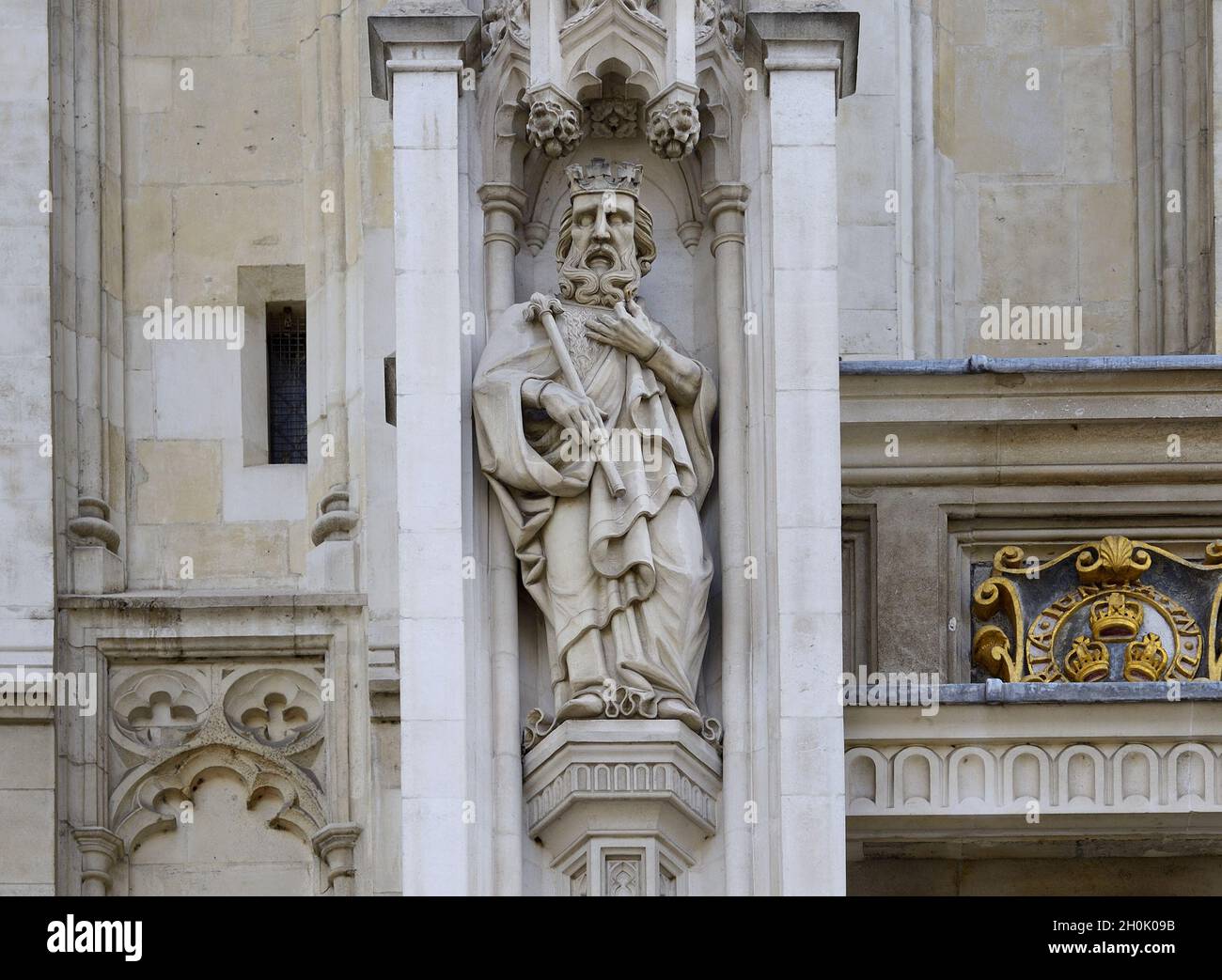 London, England, Großbritannien. Westminster Abbey - Statue über dem Haupteingang. St. Edward der Beichtvater Stockfoto