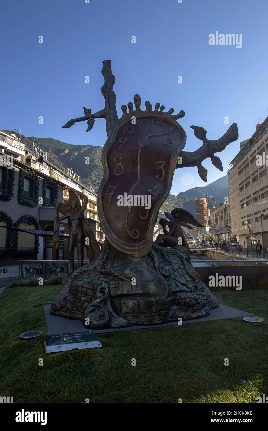 Die schmelzende Uhr von Salvador Dali in Andorra la Vella, Andorra  Stockfotografie - Alamy