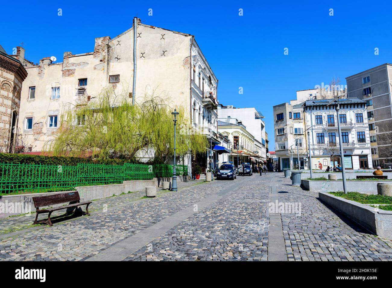 Bukarest, Rumänien, 27. März 2021: Alte historische Gebäude in der Nähe des St. Anton Stadtplatzes (Piata Sfantul Anton) in der Nähe von Curtea Veche (Alter Hof) im alten c Stockfoto