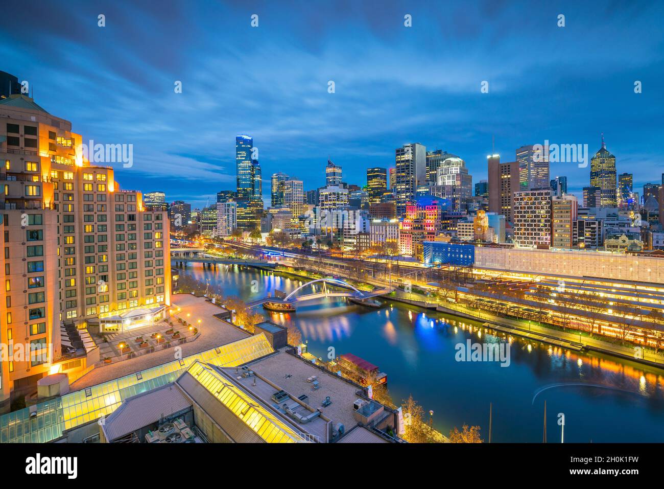 Skyline von Melbourne bei Dämmerung in Australien Stockfoto