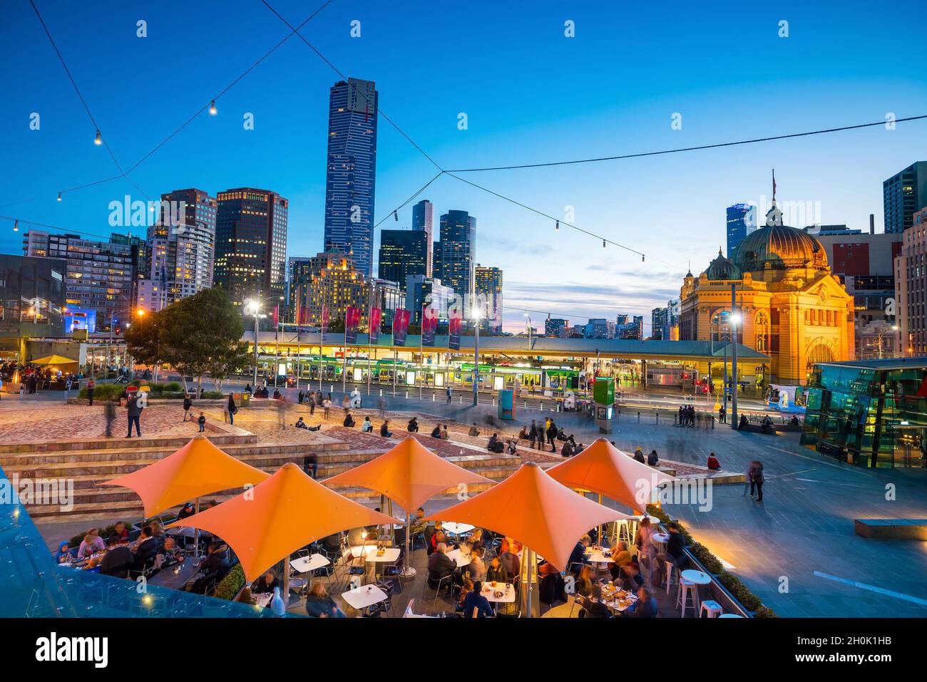 Skyline von Melbourne bei Dämmerung in Australien Stockfoto