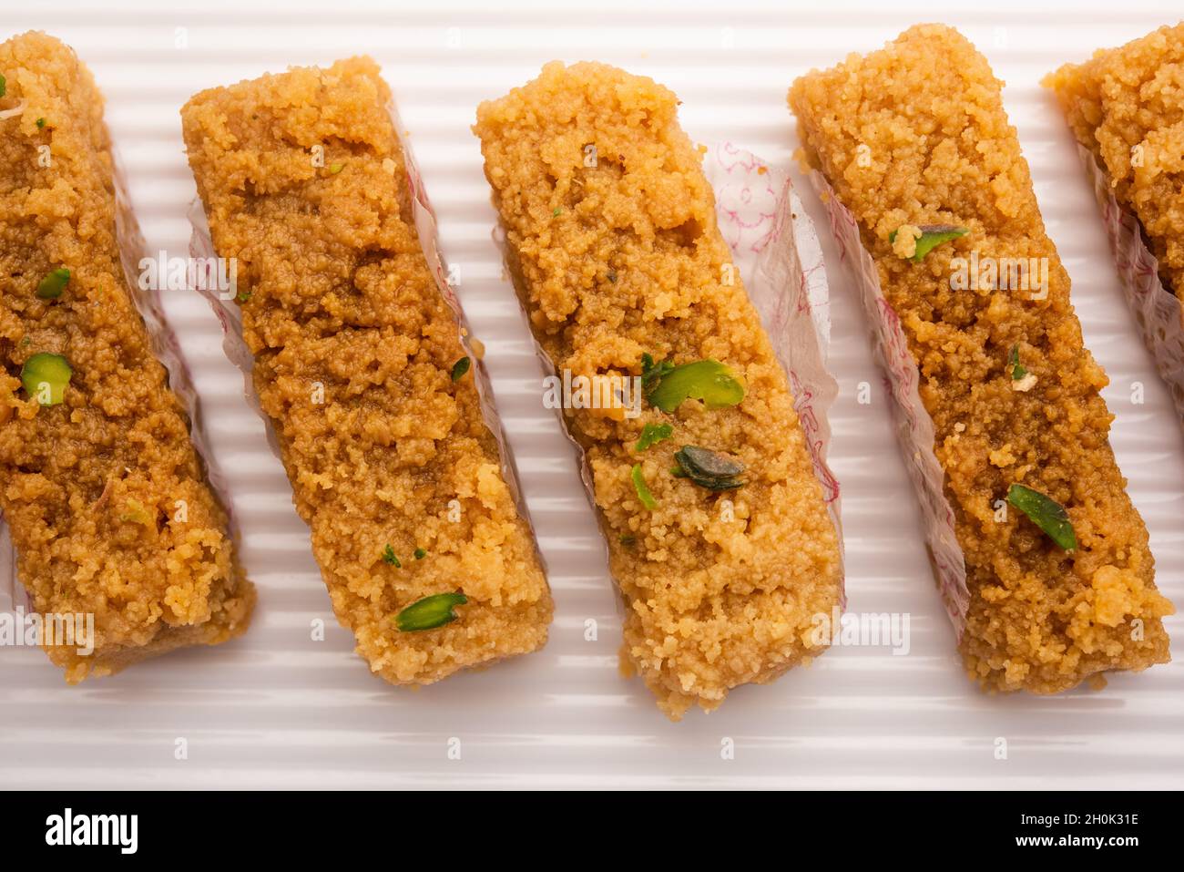 Indische Milchkuchen Kalakand oder Alwar ka Mawa süß auf einem Teller serviert Stockfoto