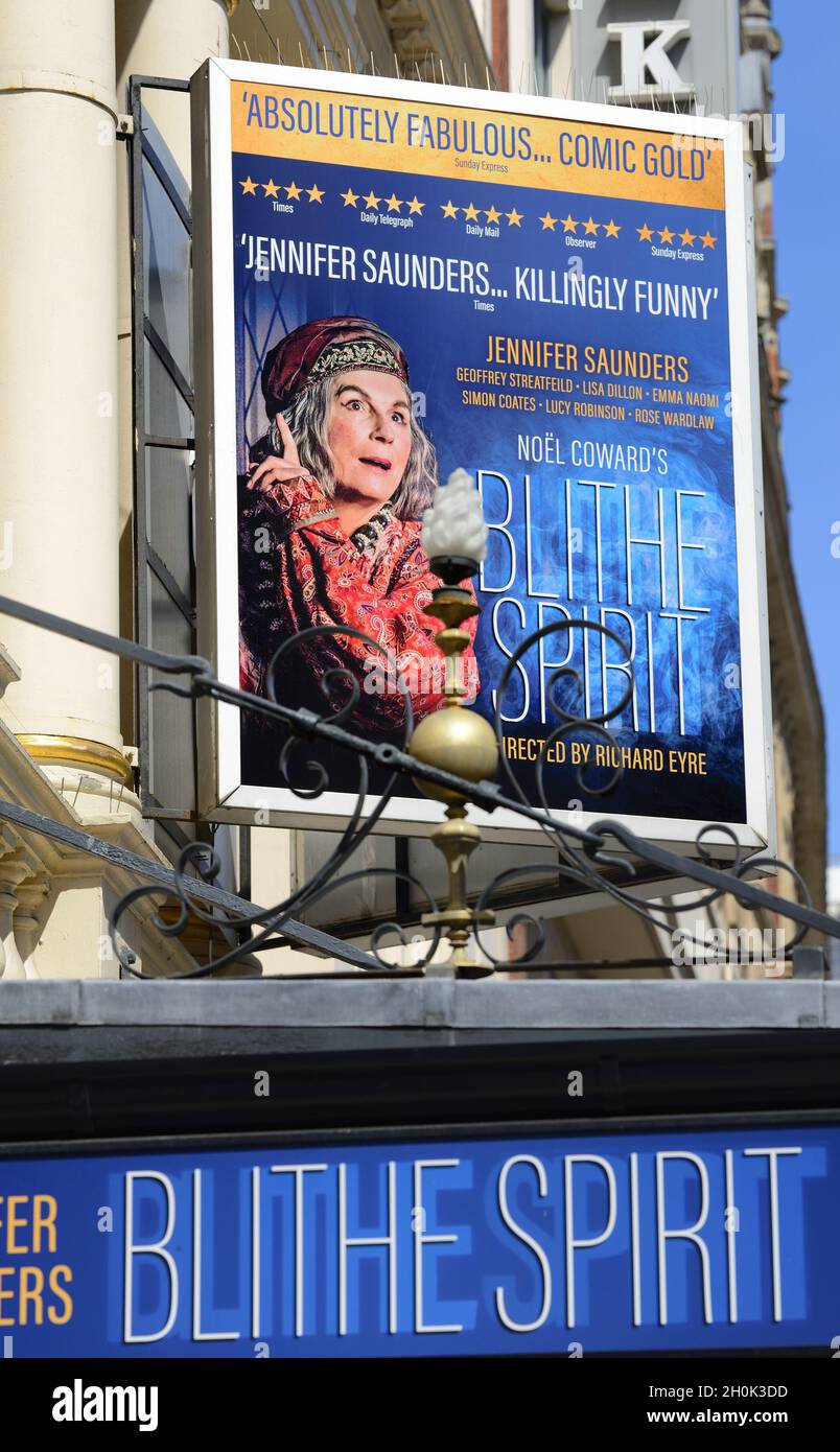 London, England, Großbritannien. „Blithe Spirit“ im Duke of York's Theatre (September 2021) Stockfoto