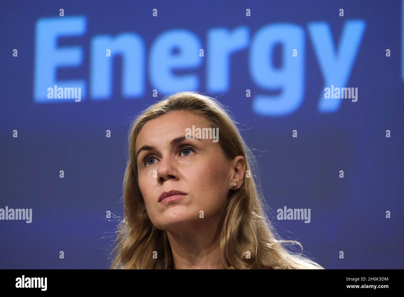 Brüssel, Belgien. Oktober 2021. Pressekonferenz von EU-Kommissar Kadri SIMSON zur Mitteilung über die Energiepreise in Brüssel, Belgien, am 13. Oktober 2021. Kredit: ALEXANDROS MICHAILIDIS/Alamy Live Nachrichten Stockfoto