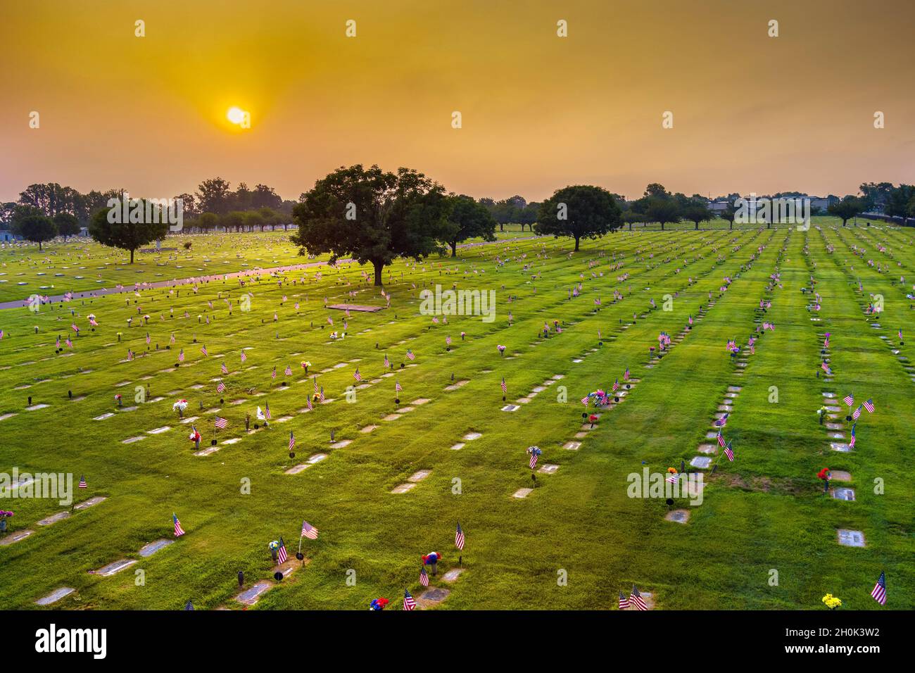 Luftaufnahme des Friedhofs bei Sonnenaufgang, New Jersey USA Stockfoto