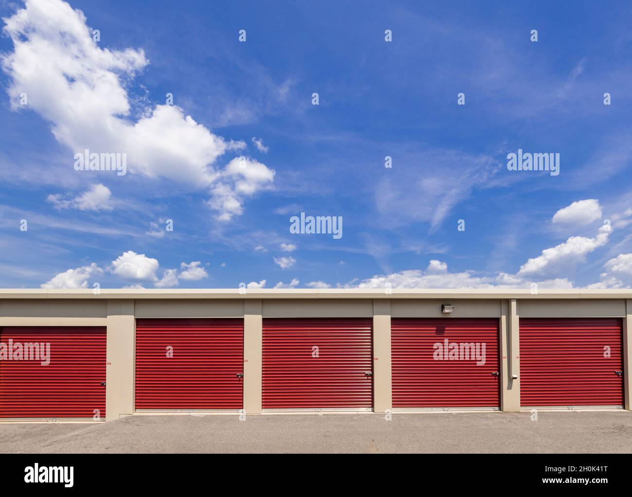 Rote Türen in der Selbstlagereinrichtung, USA Stockfoto
