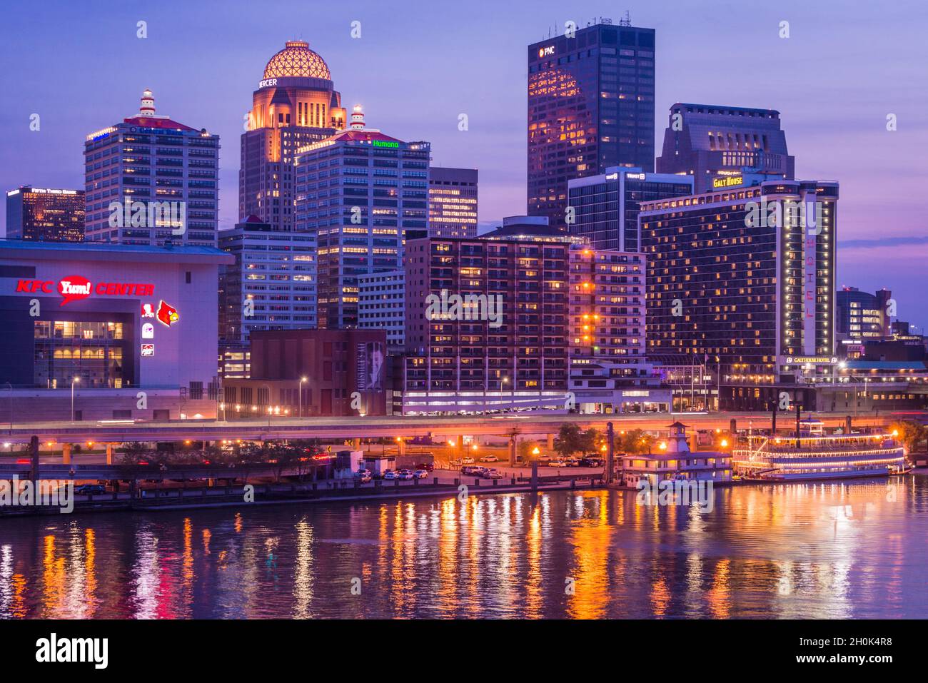Louisville Skyline und Waterfront von der 2nd Street Bridge - Louisville, Kentucky Stockfoto