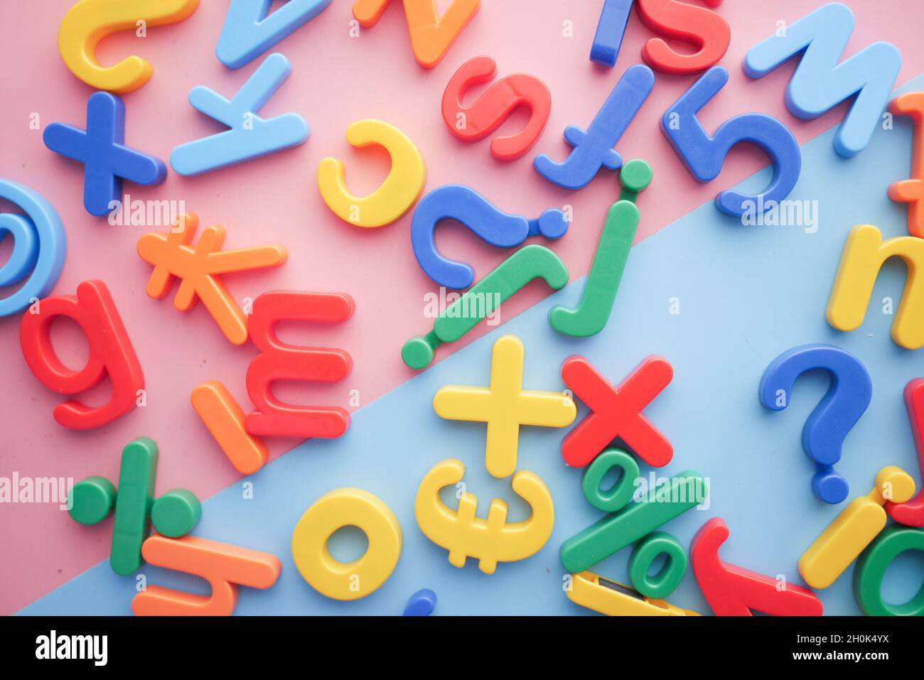 Bunte Plastikbuchstaben auf farbigem Hintergrund, Draufsicht Stockfoto