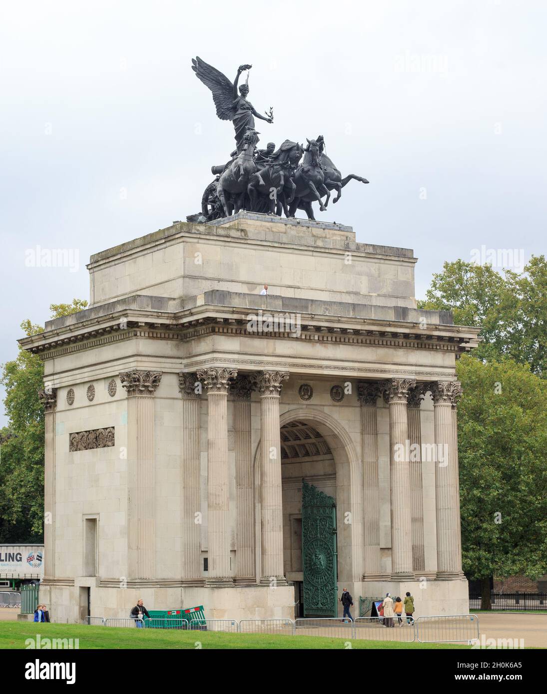 Wellington Arch, London, 2021. In Hyde Park Corner platziert wird der Bogen als Durchgangsform von der Pubic und auch der Household Cavalry verwendet. Stockfoto