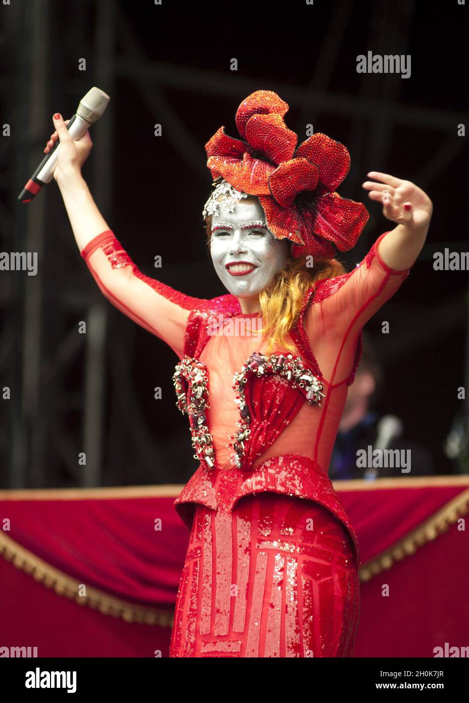 Paloma Faith tritt beim Beestival Music Festival auf, das im Robin Hill Adventure Park, Isle of Wight, stattfindet. Stockfoto