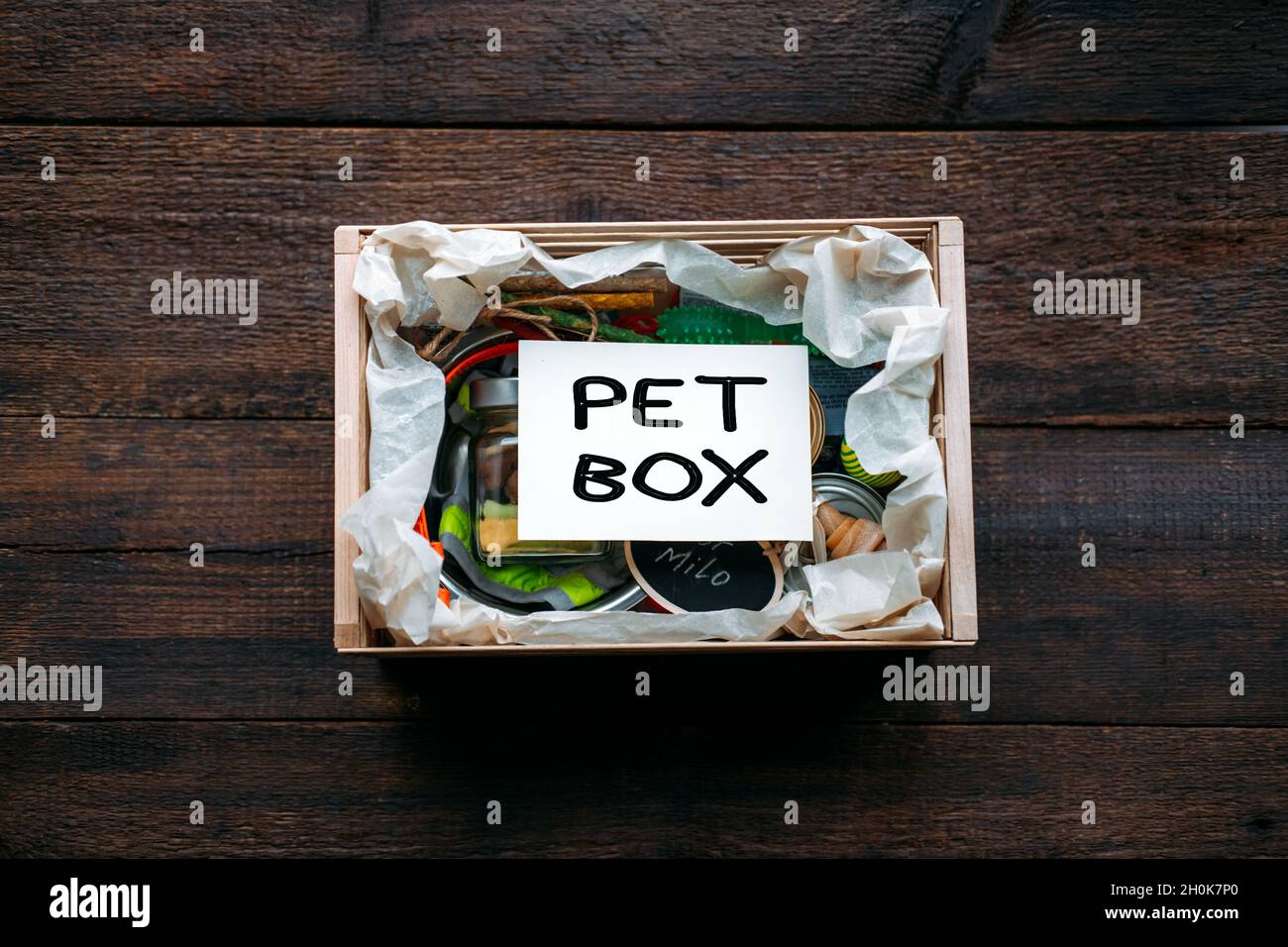 PET-Abonnementbox für Hunde und Katzen. Abonnement-PET-Box mit Bio-Leckereien, Fun Toy, Bully Sticks, All-Natural Chews, Hautpflege oder Wellness-Artikel Stockfoto