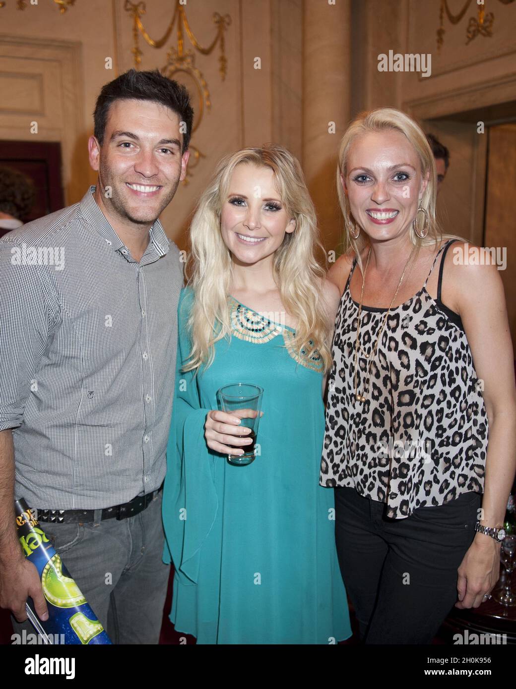 Kevin Sacre, Carley Stenson und Camilla Dallerup besuchen Shrek the Musical Cast Change Photocall, London Stockfoto