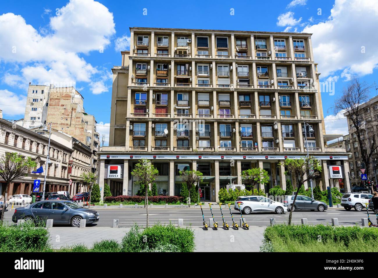 Bukarest, Rumänien - 6. Mai 2021: BRD Societe Generale Bank Niederlassungseingang in einem alten Gebäude auf der Calea Victoriei (Victoriei Avenue) in einem sonnigen sp Stockfoto