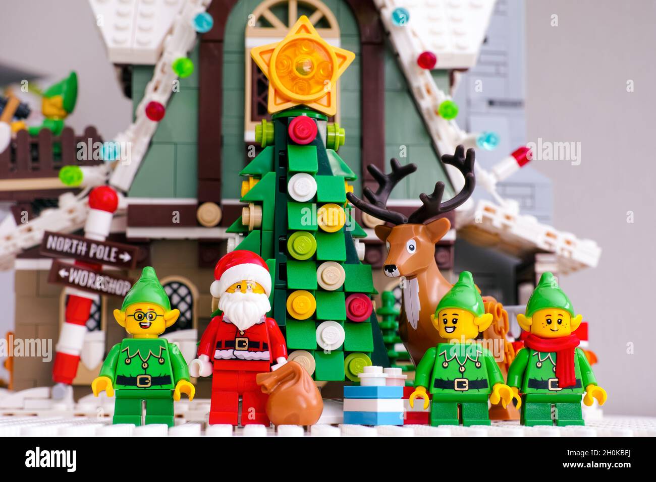 Tambow, Russische Föderation - 08. Januar 2021 Lego Weihnachtsmann, drei Elfen und Rentiere stehen in der Nähe des Weihnachtsbaums gegenüber dem Elf Club House Stockfoto