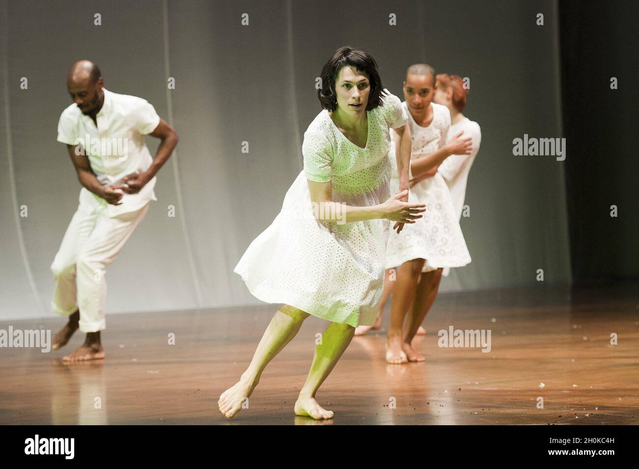 Fabulous Beast Dance Theatre probt Petruschka in Sadler's Wells in London Stockfoto