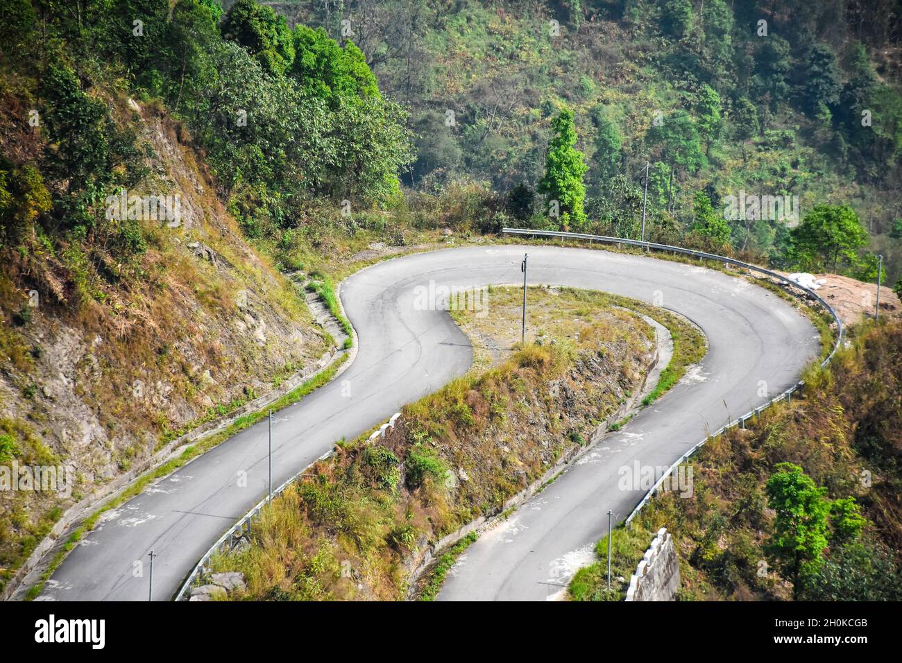 Fahren Sie auf der U-Turn Road des National Highway 717 durch Lava, Kalimpong, Indien Stockfoto