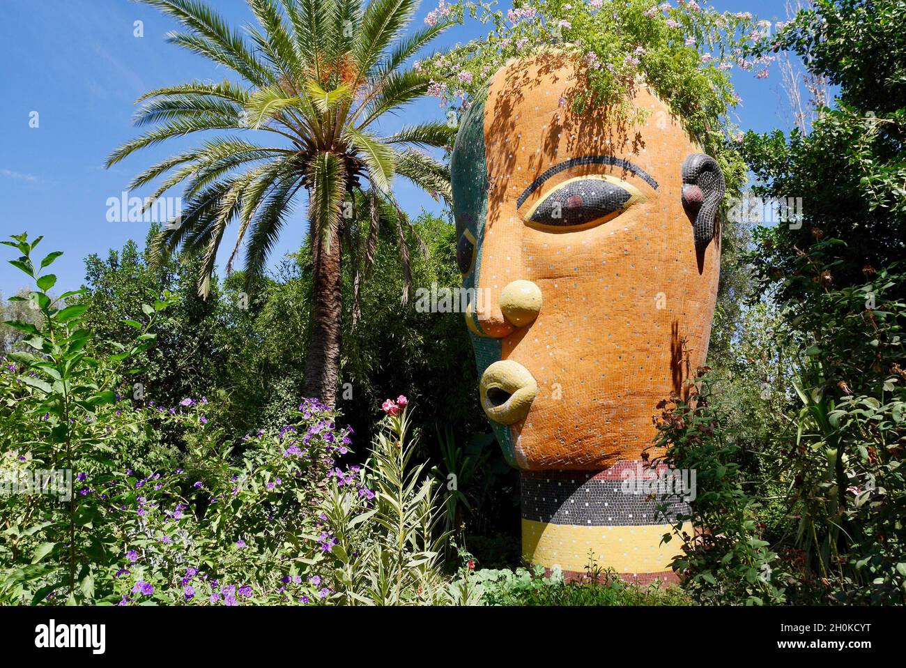 Marrakesch, Marokko, 24.04.2016. Anima, Andre Hellers phantasievoller botanischer Garten. Bunte Skulptur des Kopfes einer Frau. Stockfoto