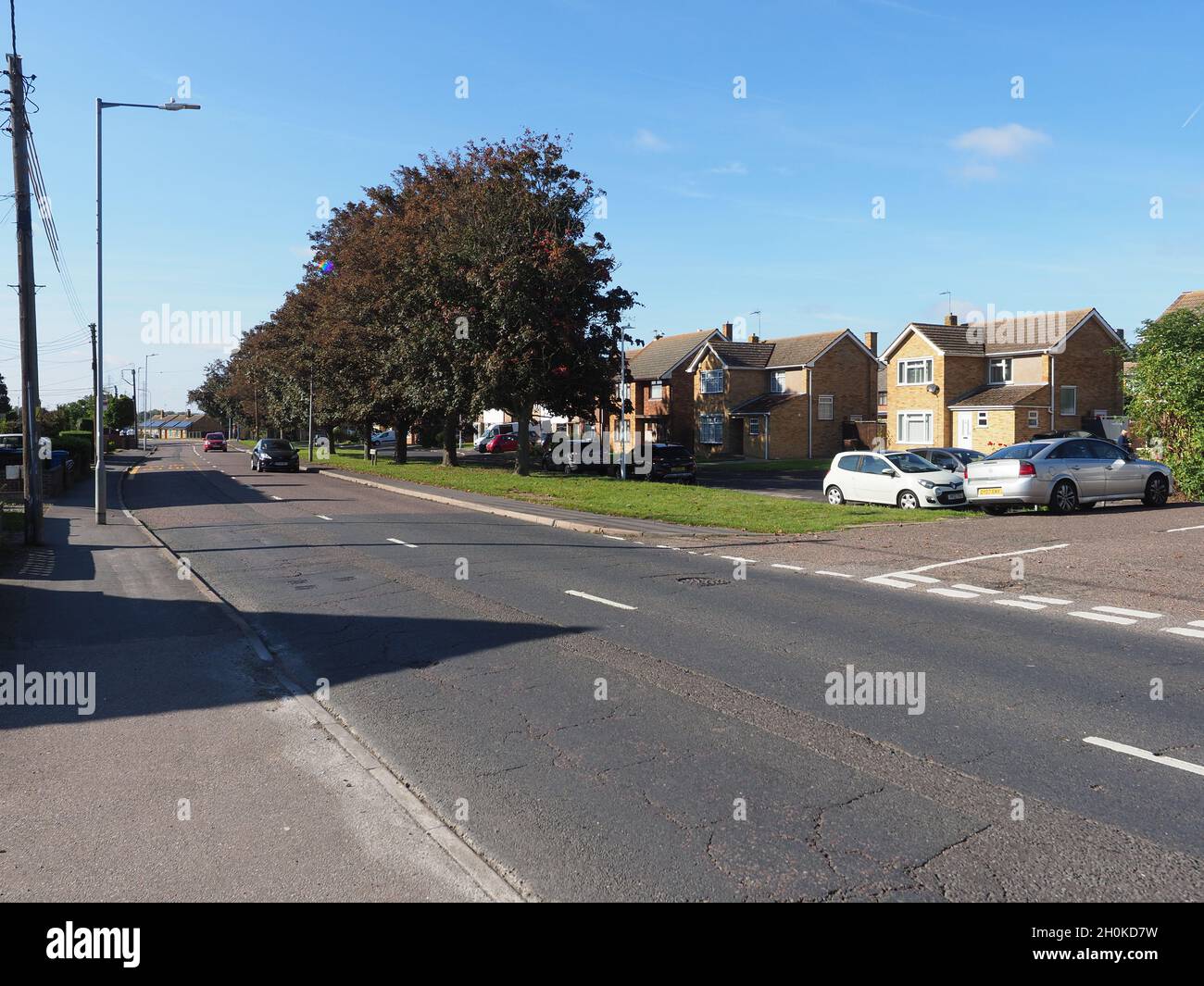 Sheerness, Kent, Großbritannien. Oktober 2021. Pläne für einen 5G-Telefonmast auf einem winzigen Streifen von baumgesäumtem Land gegenüber Grundstücken in der Queenborough Road, auf halbem Weg, Sheerness in Kent wurde von CK Hutchison Networks (UK) Ltd. Vorgeschlagen. Der geplante 20-m-Mast wäre doppelt so hoch wie benachbarte Grundstücke, wobei viele Bewohner ihre Einwände gegen den „Überraschungsantrag“ äußern würden, der sich direkt gegenüber einem Grundstück befinden würde. Der kleine und unsual Streifen Land war zum Verkauf vor ein paar Jahren. Kredit: James Bell/Alamy Live Nachrichten Stockfoto