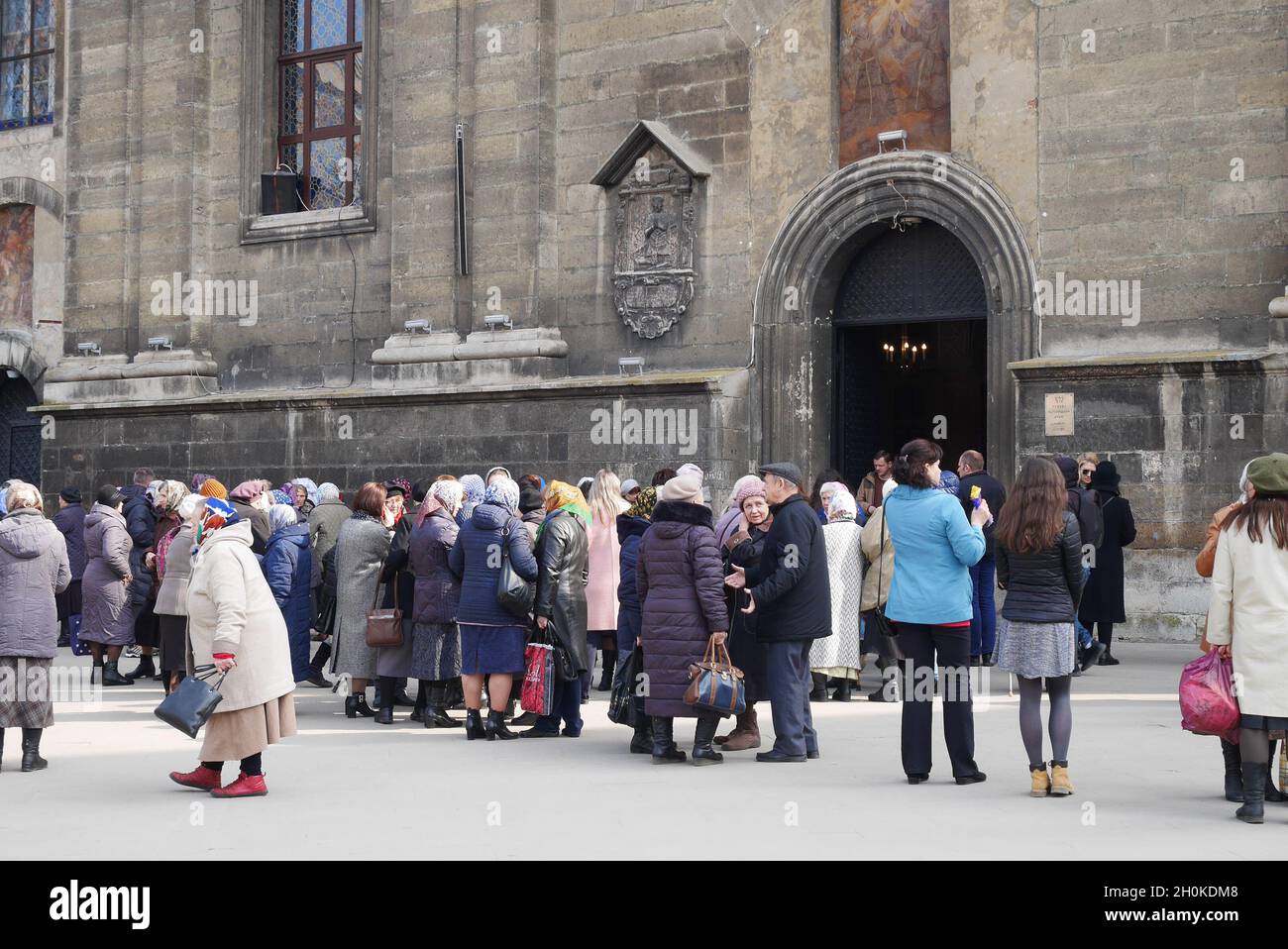 Lviv, Ukraine, 8.04.2019. Die Menschen vor Ort versammeln sich nach der heiligen Messe vor der Kirche. Stockfoto