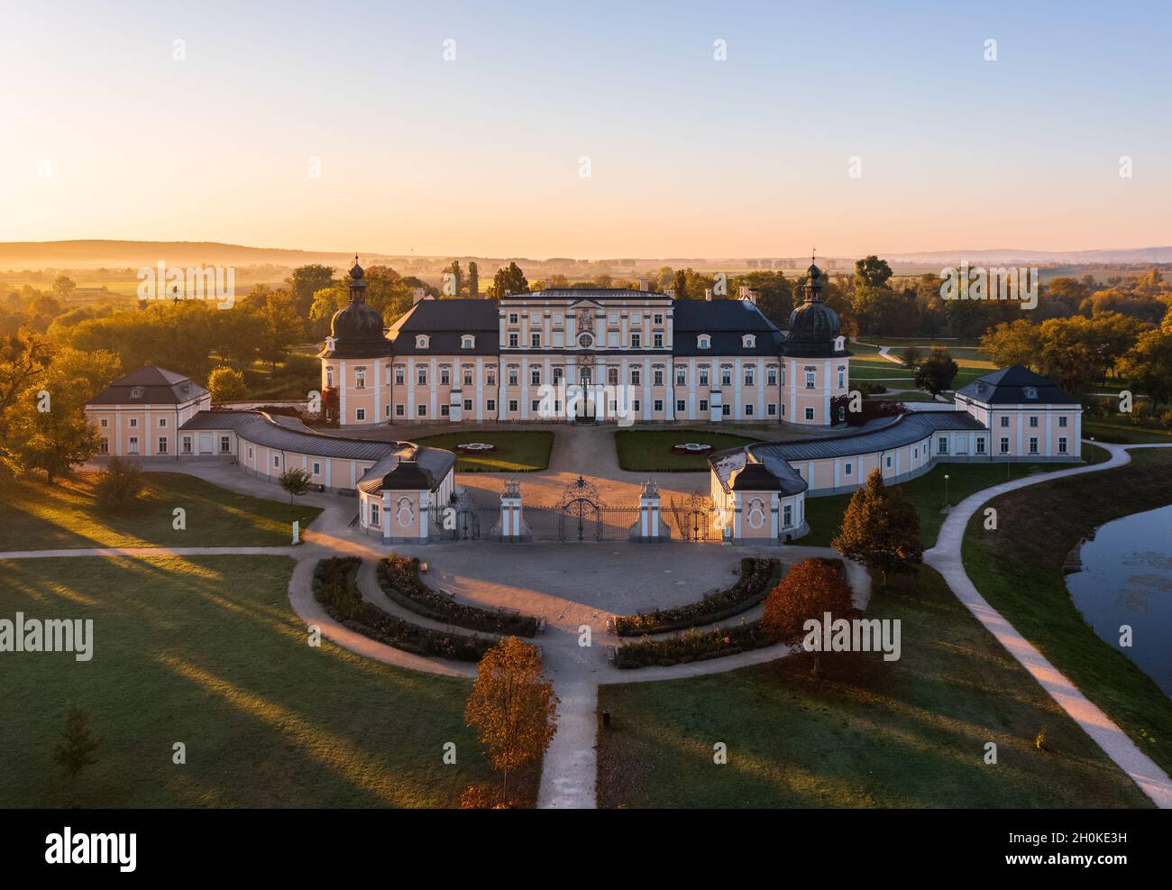 Herrliche Luftpanoramabsicht auf das berühmte Schloss L'Huillier-Coburg in Edelény, das siebtgrößte Schloss Ungarns. Stockfoto