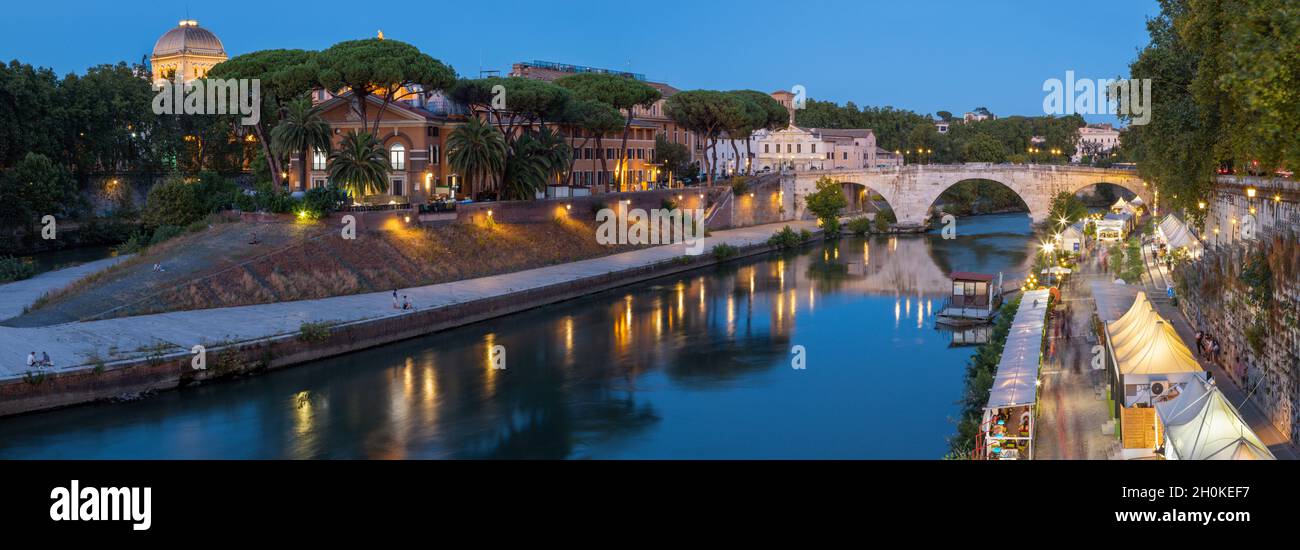 Rom - die Isola Tiberiana - Tiberische Insel mit der Brücke Ponte Cestio in der Abenddämmerung. Stockfoto