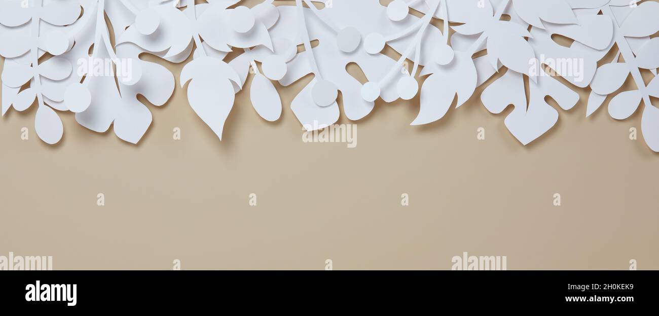 Beigefarbenes Banner mit schöner floraler weißer Papierschnittkunst Stockfoto