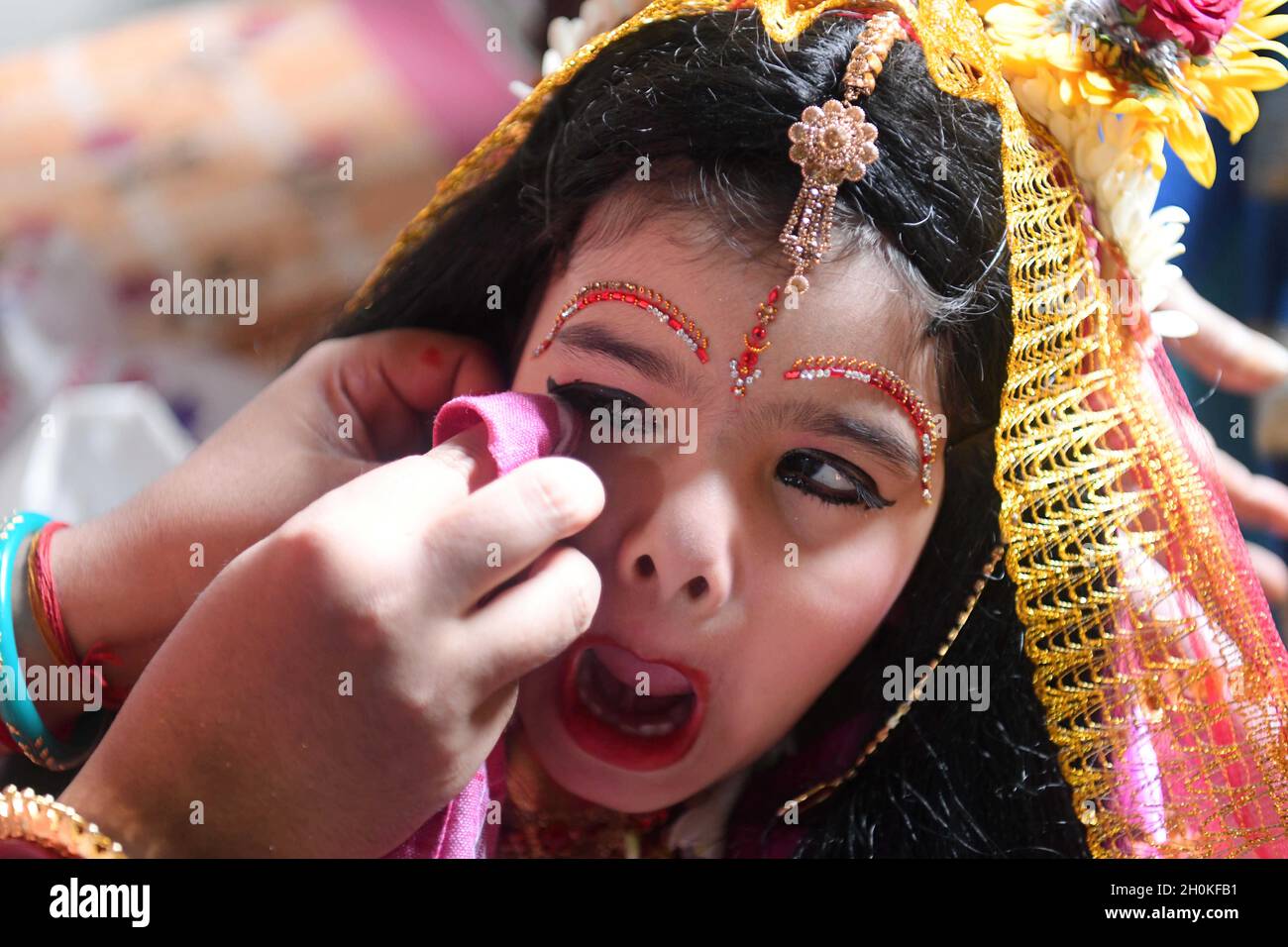 Agartala, Tripura, Indien. Oktober 2021. Srijita Banerjee, 5 Jahre alt, 10 Monate und 29 Tage alt, wird während des religiösen Festivals von Durga Puja in einem Tempel als Kumari angesehen. Kumari ist ein junges jungfräuliches Mädchen, das als Teil der Durga-Puja-Rituale verehrt wird. Stockfoto