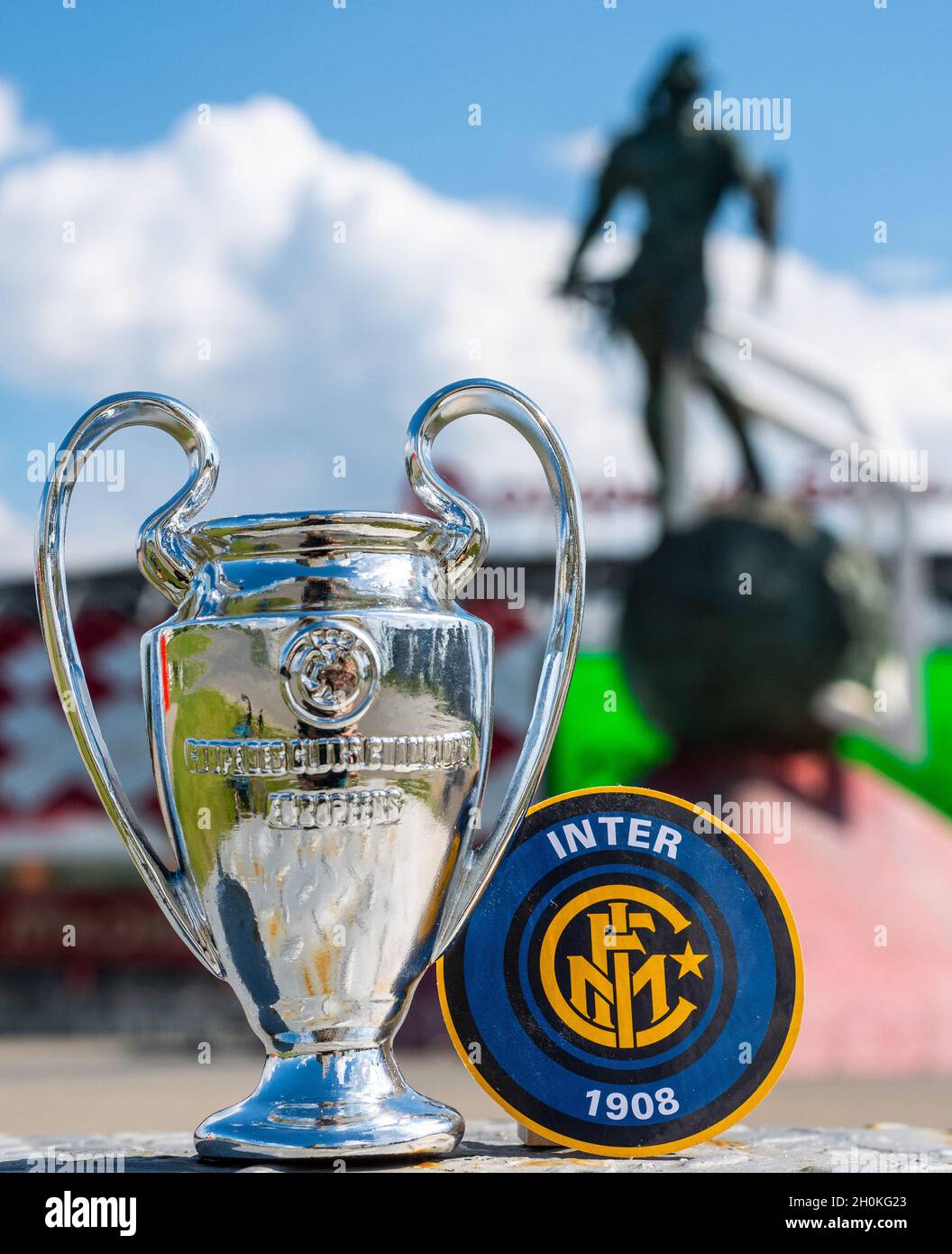 14. Juni 2021 Mailand, Italien. Das Emblem des Fußballvereins Inter Mailand und des UEFA Champions League Cups vor dem Hintergrund eines modernen Stadions. Stockfoto