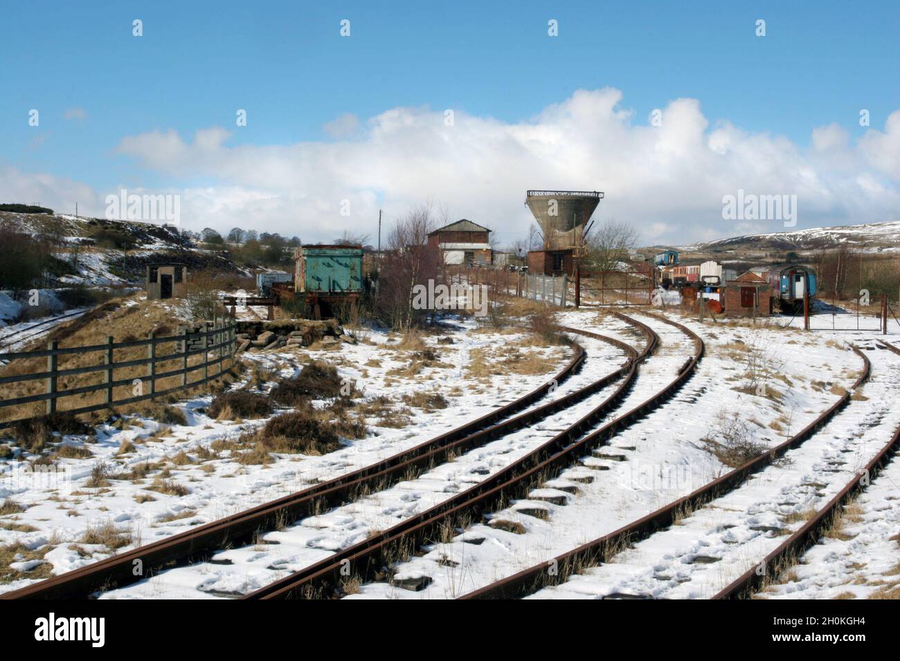 Bahngleise im Schnee in der Nähe der Kohlemine Big Pit Blaenafon Heritage Railway, South Wales, UK blauer Himmel mit weißen, flauschigen Wolken kopieren Raum Stockfoto