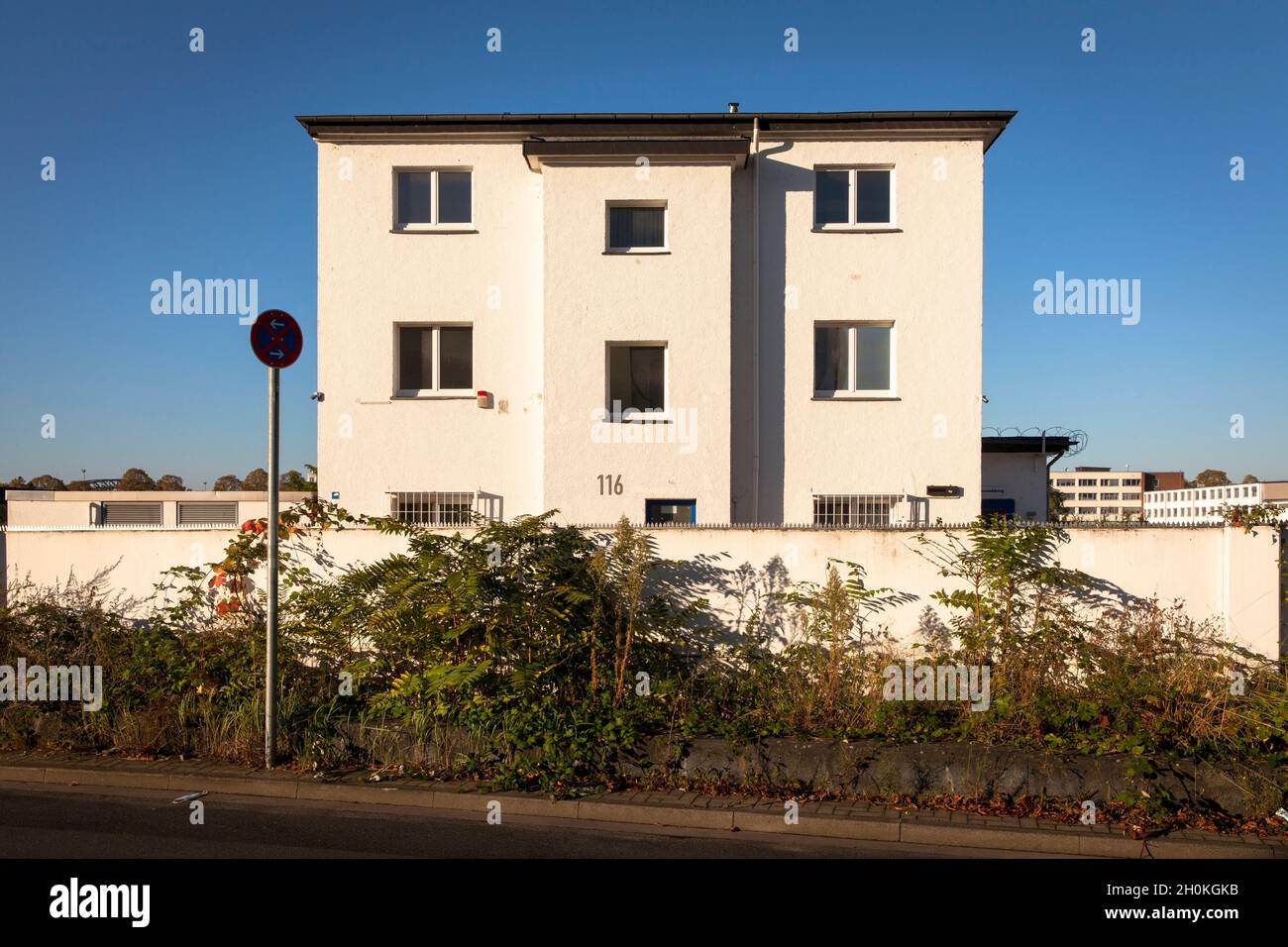 Altes verlassene Hafengebäude an der Siegburger Straße im Hafen Deutz, Köln, Deutschland. altes leerstehendes Hafengebäus an der Siegburger Straße Stockfoto