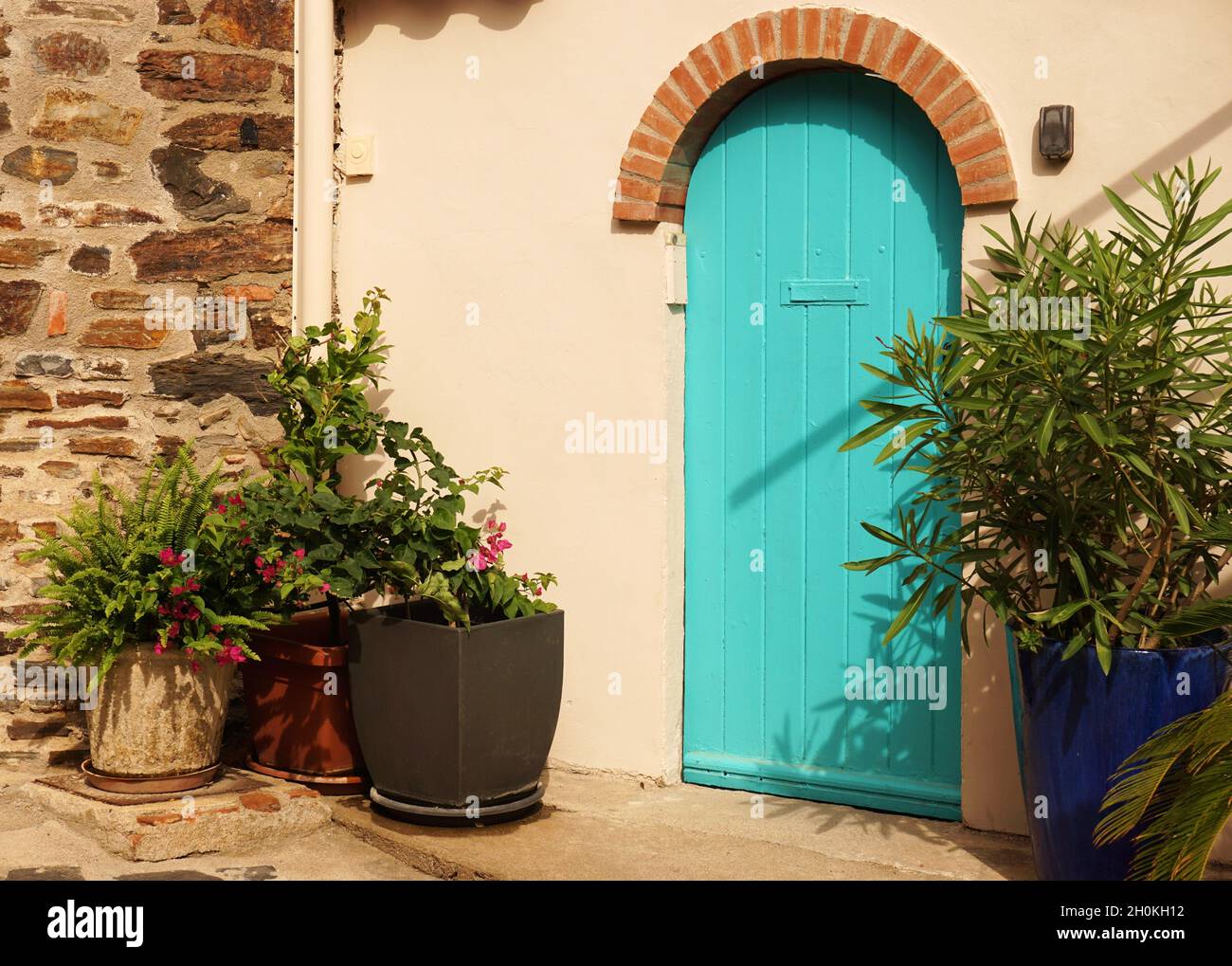 Türkisfarbene Haustüre im französischen mediterranen Küstendorf Collioure Stockfoto