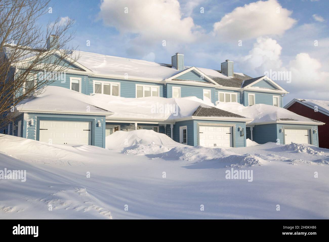 Unbepflügte Straßen nach einem Schneesturm in einem nordamerikanischen Vorort. Stockfoto